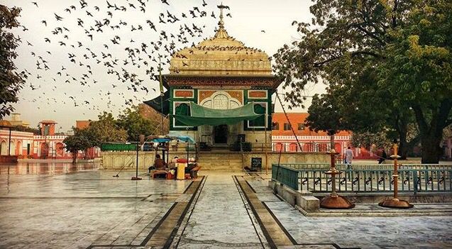 مزارات پر بھوکوں کو کھانا کھلانا